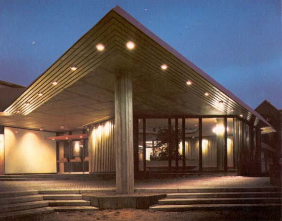 Der Eingang der Eishalle.